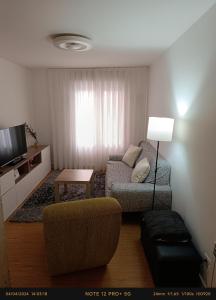een woonkamer met een bank en een tafel bij Bonito Apartamento en Zamakola in Bilbao