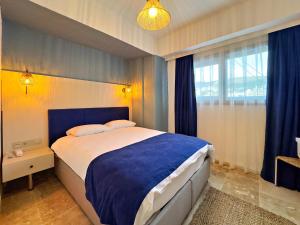een slaapkamer met een groot bed en een raam bij Nese Pension in Bodrum City