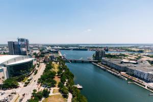 - une vue aérienne sur une ville avec une rivière dans l'établissement Tampa Marriott Water Street, à Tampa
