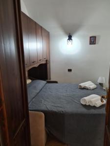 - une chambre avec un lit et 2 serviettes dans l'établissement Holiday House Giorgia, à Terrasini