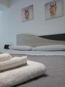 A bed or beds in a room at Momenti e Monumenti