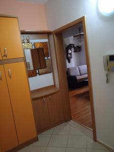 Nikolic Apartments - Ohrid City Centre في أوخريد: غرفة مع باب وغرفة معيشة
