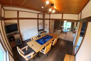 an overhead view of a dining room and living room at 大人数の家族旅行に！BBQ(夏)/雪遊び(冬)/しゃぶしゃぶの鍋/カラオケ/Switch/映画も！ in Kami-furano