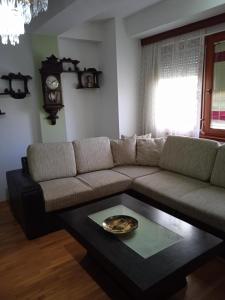 Nikolic Apartments - Ohrid City Centre في أوخريد: غرفة معيشة مع أريكة وطاولة