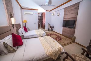 Postel nebo postele na pokoji v ubytování Shelton's Rezidor Peshawar