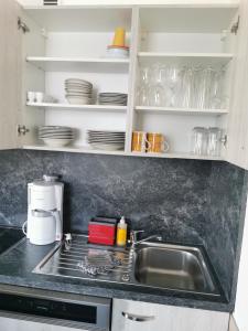 溫特貝格的住宿－Ferienwohnung Sauerland，厨房配有水槽和台面
