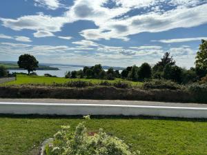 una carretera con vistas a un campo y un lago en Seaview Bungalow, en Donegal