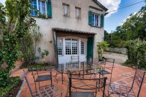 a group of chairs sitting in front of a building at Campagne SAINT MAURINET in Montmeyan +117 photos