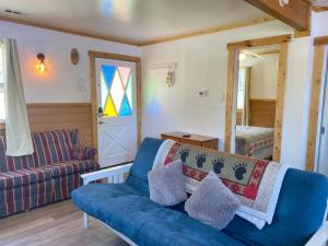 sala de estar con sofá azul y ventana en Blue Horizon Lodge, en Big Bear Lake