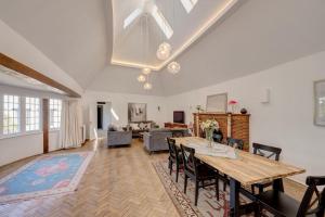 チャルフォント・セント・ジャイルズにあるNEW - Beautiful, spacious Beechwood Lodge with lovely gardensのテーブルとソファのあるリビングルーム