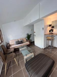 a living room with a couch and a table at Cœur de CANNES centre ville in Cannes