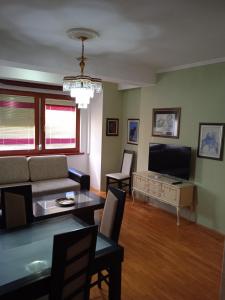 Nikolic Apartments - Ohrid City Centre في أوخريد: غرفة معيشة مع أريكة وطاولة