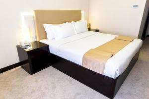 Ένα ή περισσότερα κρεβάτια σε δωμάτιο στο Al Qurum Resort