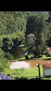 Blick auf ein Gewässer mit Bäumen in der Unterkunft Sítio Vale da Colina-Nazaré Paulista - 8 pessoas in Nazaré Paulista