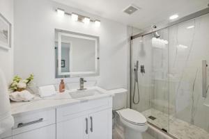 Ένα μπάνιο στο Downtown WPB Condo at the Square