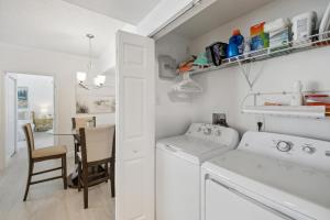 Η κουζίνα ή μικρή κουζίνα στο Downtown WPB Condo at the Square