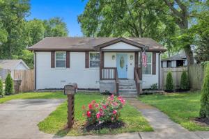 una casa con un buzón delante de ella en Single Story Pet Friendly Home, with Fenced Yard, Fire Pit, 5min to Downtown!!, en Nashville