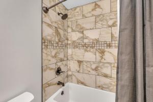 Un baño con ducha con bañera blanca. en Single Story Pet Friendly Home, with Fenced Yard, Fire Pit, 5min to Downtown!!, en Nashville 33 fotos más