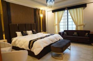 纳兰恩The Barcelo hotel的一间带一张大床和一张沙发的大卧室