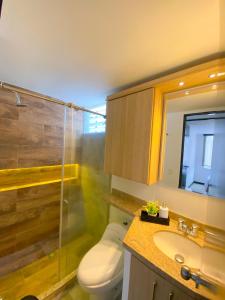 a bathroom with a toilet and a shower and a sink at Apartamento en Pereira in Pereira