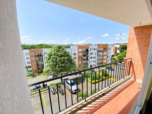 a balcony with a view of a street and buildings at Apartamento en Pereira in Pereira