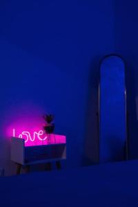 Camera viola con lavandino e specchio di Appartement Cosy près de Paris et Disney a Neuilly-Plaisance