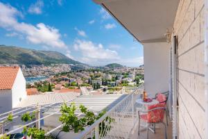 uma varanda com vista para a cidade em Sea View, Free Parking 2br Apartment em Dubrovnik