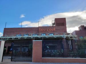 帕尔马斯Bee Cool Hostel的一栋建筑，上面写着“bee cool”