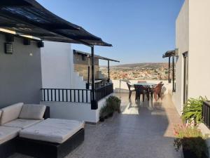 圣米格尔-德阿连德Mateo place ideal for your next visit to San Miguel的阳台上配有沙发和桌子的露台