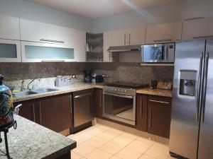 圣米格尔-德阿连德Mateo place ideal for your next visit to San Miguel的配有木质橱柜和不锈钢器具的厨房