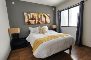 圣米格尔-德阿连德Mateo place ideal for your next visit to San Miguel的一间带大床和窗户的卧室 更多13张照片