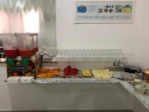 een aanrecht met wat eten en drinken erop bij Pousada D'Ibiza - Itanhaém in Itanhaém