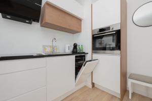 Kuchyňa alebo kuchynka v ubytovaní Sarmacka 25 studio 1 close to Medicover and Paley