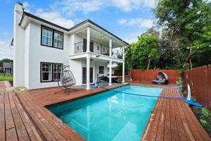 Bazén v ubytování Modern 5 BR with Pool and Games nebo v jeho okolí