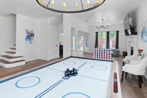 Fotografie z fotogalerie ubytování Modern 5 BR with Pool and Games v destinaci San Antonio