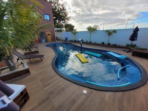ein Pool mit Rutsche mitten im Garten in der Unterkunft Bee Cool Hostel in Palmas