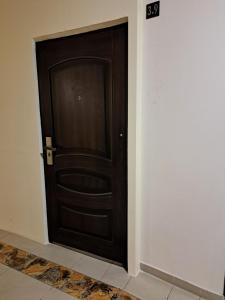 una puerta de madera en una habitación con pared en Royal Ruse Centre, en Ruse