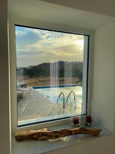 Bazén v ubytování Eleon Luxury Villa nebo v jeho okolí