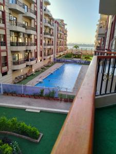 einen Blick vom Balkon eines Apartmenthauses mit Pool in der Unterkunft شقه رائعه بأفضل اطلاله in Luxor