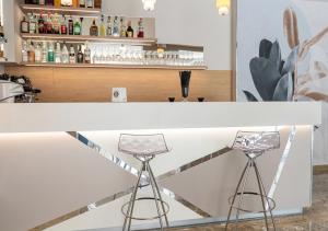 un bar con dos taburetes en un mostrador en HOTEL la SERENISSIMA TERME & SPA, en Abano Terme