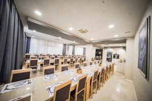 una grande sala conferenze con un lungo tavolo e sedie di Hotel Olivia a Međugorje