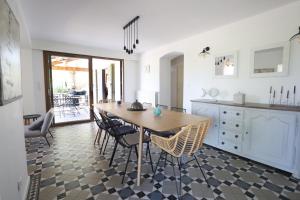 cocina y comedor con mesa y sillas en Valdissol, en Sanary-sur-Mer