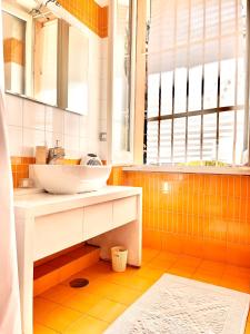 ein Bad mit einem Waschbecken und einem Spiegel in der Unterkunft Glory House Trastevere in Rom