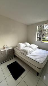 سرير أو أسرّة في غرفة في Logement sur la Côte d'Azur