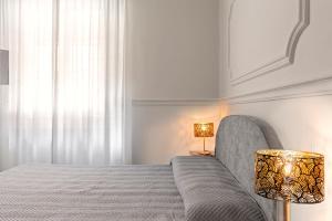 una camera da letto con un letto e una lampada su un tavolo di The Port Residence a Livorno