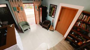salon z krzesłem i gitarą w obiekcie Sagui Hostel w mieście Florianópolis