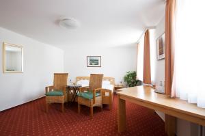 jadalnia ze stołem i krzesłami w obiekcie Landgasthof Lamm w mieście Aalen