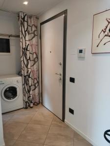 een deur naar een wasruimte met een wasmachine bij APPARTAMENTO FIERA MILANO - Affitti brevi Italia in Pero
