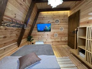 PeaksView Chalets客房内的一张或多张床位