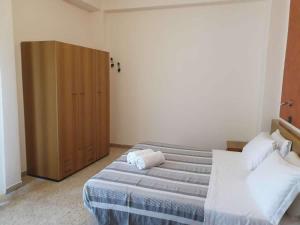 um quarto com 2 camas e um armário de madeira em Hotel Prestige 3 Stars em Rimini